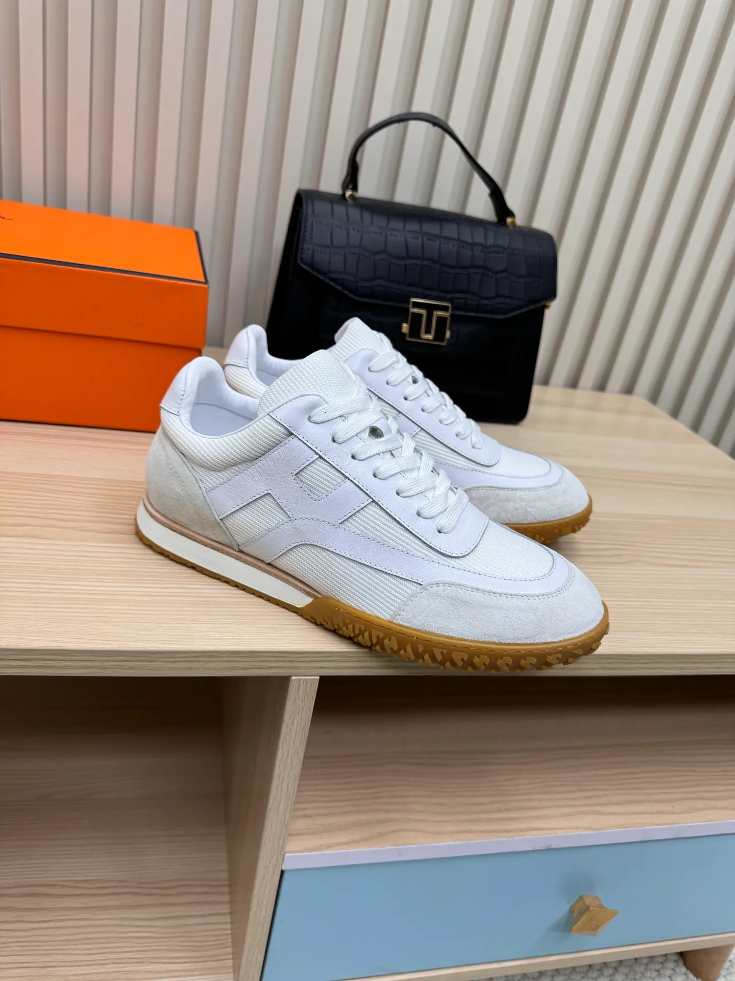 👟👟Ex-factory price 600👟👟 Hermes / Top version #couple style 24ss casual sneakers Suede goatskin sneakers decorated with contrasting patterns and iconic "H" details, beautifully packaged at the delivery counter🛍📦 Fabric: suede + down cloth Lining: mixed sheep lining Outsole: original TPU Bottom thickness: 2CM Size: 35-45